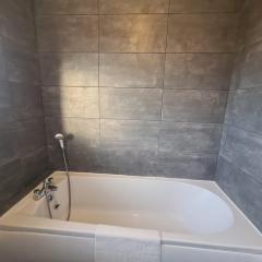 Stylish 3 bed close to Nissan