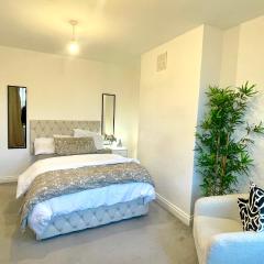 Luxury Spacious Double Room, Mill Hill, London NW7 3BD