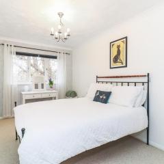 Cosy Garden Flat with Fast London Links and Free Parking Sleeps 3