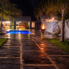 A Casa Paradisiaca l Luxo Piscina Super Hiper Quente 60 Graus Aquecimento Elétrico e Piscina Enorme com Roupa de Cama e Banho , Lareira, Ofurô Grande e Super Quente e Aceitamos PET , Com Valores Adicionais