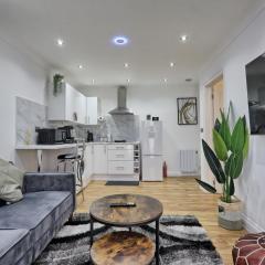 Very Cosy & Lovely 1 Bed Garden Apartment with side access, Suitable for Long Stay and Short Stay