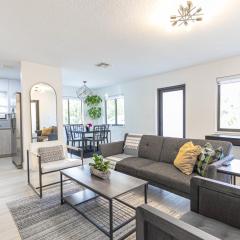 Centrally Located Modern 2bdr Home w Fast WiFi & Parking