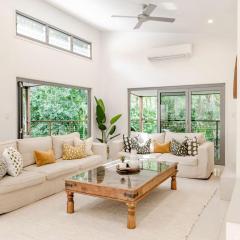 Sleek Stylish Family Beach House Near Junction