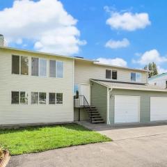 Colorful Family House w Big Deck 3 mins to I5