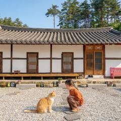 Gangneung ggabinejip hanok pension