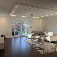 Stylish 5-Bed Home Minutes from Windsor Castle