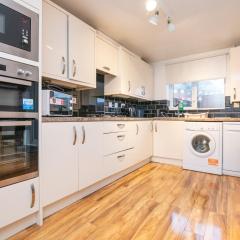 5 bed house with free secure parking in pleasant quiet location