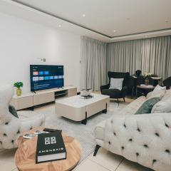 Luxury 3BR Alema Court, Pool & Airport Close