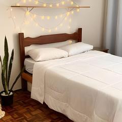 Kitnet na rua da UFV com Smart TV e Garagem