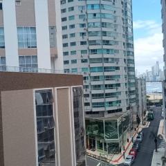 Apto a 160 m da Roda Gigante em BC - EPJ0601