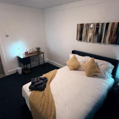 Bachi - Private Room 3 with Parking, Desk & Fast WiFi near Yale, Quinnipiac, SCSU & Hospitals