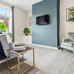 Modern 5 Bed 2 Bath House w Free Parking