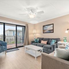 Come Relax in this Charming 2 Bedroom Ocean Front Condo!