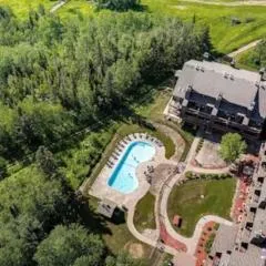 North Shore Knotty Loft Ski in out Hot Tub