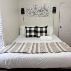 Cozy 2 Bed 1 Bath Apt Close to Univ and Downtown