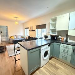 (R0)2 Bedroom Flat in Zone 2 Lnd