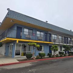 Super 8 by Wyndham Tracy