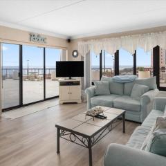 Gorgeous 3 Bedroom Rainbow Condo with Ocean Views and Outdoor Pool!