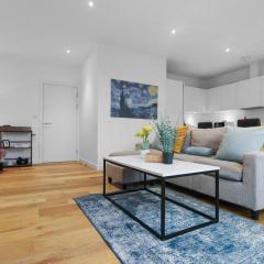 London Skyline Views, Free Wifi, 2 Balconies, Smart TV