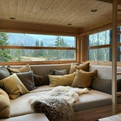 Ål Cabin With Views Of Marshland And Mountains