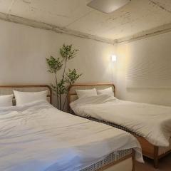 Cozy home Hapjeong Hongdae, parking available, negotiable