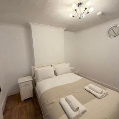 5 Bed cosy family home near Heathrow l London