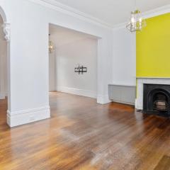 4BR Redfern Home for 10 with Courtyard & Garage