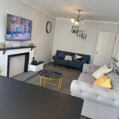 4-Bed Parking, Fast WiFi, M42 Great for team work