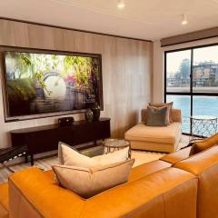 Luxury Penthouse Houseboat n the Heart of the City