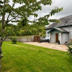 Chauffeur's Cottage with Hot Tub