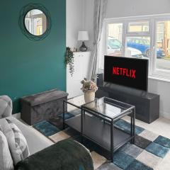 3 Bed Home Near Strood Station & Chatham with Fast Wi-Fi, Fully Equipped Kitchen, Free Parking & Garden Managed by Hush Haven Homes Management