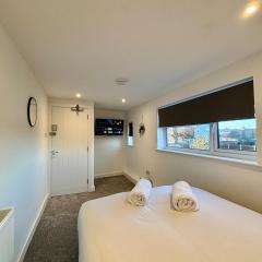 Sleeps 8, 4 bed 2 bathroom house with parking Balderton