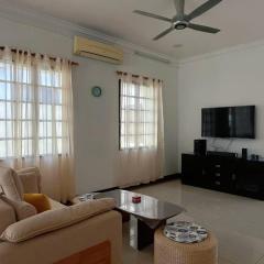 Private Bungalow House with Garden - Free Parking & Wi-Fi