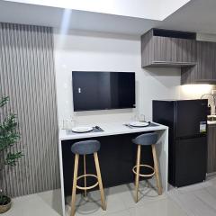 Luxury 1Br Park Mckinley BGC with Pool & Gym