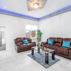 Spacious Five Bed House - Parking - Sleep 13 - Terrace - Netflix Wi-Fi 974PS