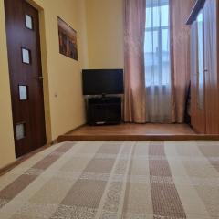 Дві кімнати коло Опери