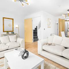 Three Bed House - Parking - Garden - Fast Wi-Fi 19LL