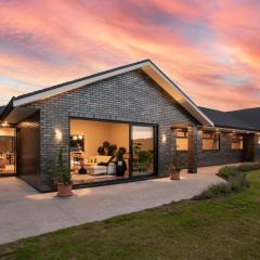 Spacious 5 Bed Home 2 Mins to Beach