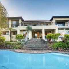 Stylish 2-Bed Umhlanga Apartment - Pool Patio & Sea Views