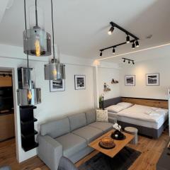 Luxusní studio 22 s exklusivní bufetovou snídaní - novostavba v samotném srdci Harrachova - Privátní parkování zdarma u vlastního venkovního posezení - 150 m od sjezdovky - Smart TV - WiFi - Satelit