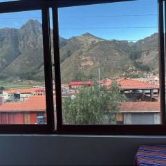 Acogedor dormitorio con vista a la montaña y a muy central en Pisac, Cusco, Peru