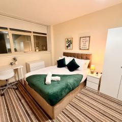 Central Huddersfield 3BR Apartment 3 Bath Free Parking