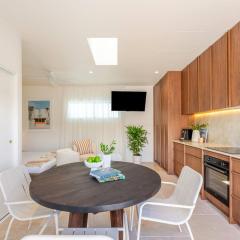 Palm Springs Luxe Guesthouse | Heart of Burleigh