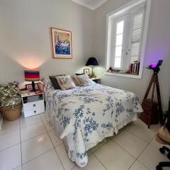 Suíte bem localizada na Zona Sul