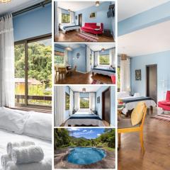 Casas Geminadas 1 ou 2 QT com ducha relaxante cercada pela Mata Atlântica com wifi por satélite de alta velocidade água de fonte natural