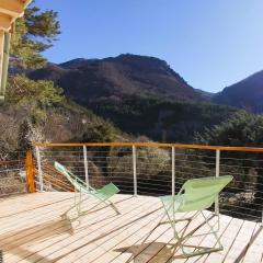 Charmant chalet perché en montagne pour les amoureux au naturel !