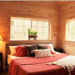 SmokyMoon - Romantic Getaway - Hottub, Firepit, Games