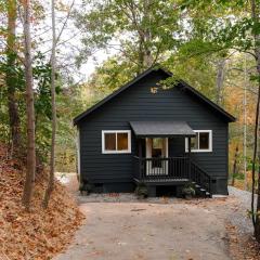 SmokyMoon - Romantic Getaway - Hottub, Firepit, Games