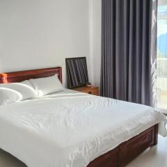 Phòng ngủ giường đôi ban công Sol homesay