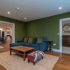 Spacious 5-Bed Home with Garden Parking - Pass the Keys